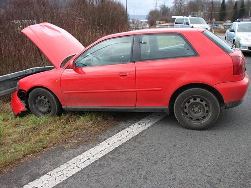 Ve svodidlech skončil  vůz, který u obce Linhartice krátce před polednem dostal zřejmě smyk.