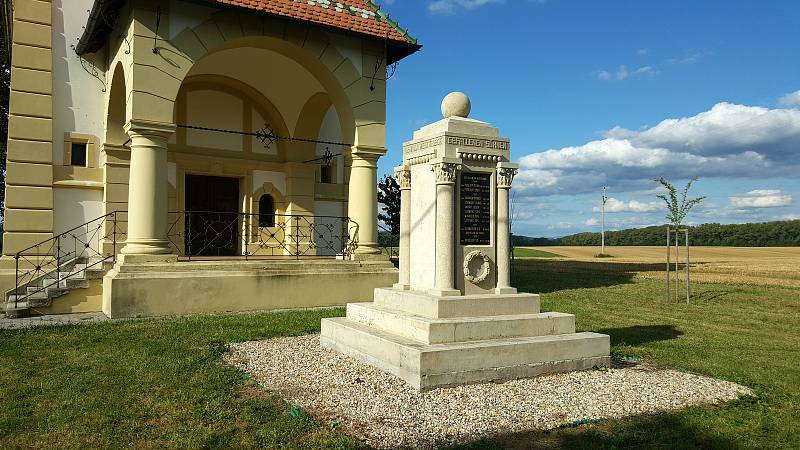 PŘÍKLADEM PÉČE o historickou paměť, včetně té před rokem 1945, je pomník padlým v Radišově.