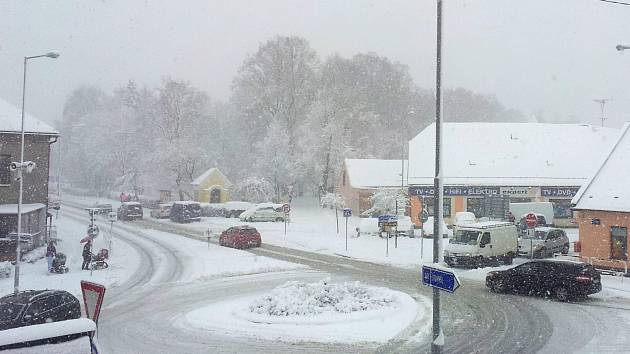 Polička byla včera dopoledne kompletně pod sněhem. Uzavřená byla dokonce cesta na Pomezí, kde nabral hodinové zpoždění i autobus.