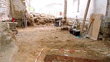 Kosterní pozůstatky nalezené při rekonstrukci domu budou podrobeny antropologické analýze. Archeologové by rádi získali i DNA.