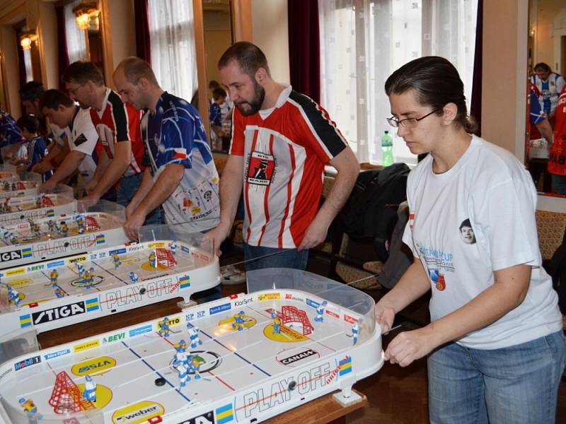 ČESKÝ POHÁR. Na turnaj ve stolním hokeji přijelo do Litomyšle šedesát šest hráčů. Na hru se soustředili všichni. 