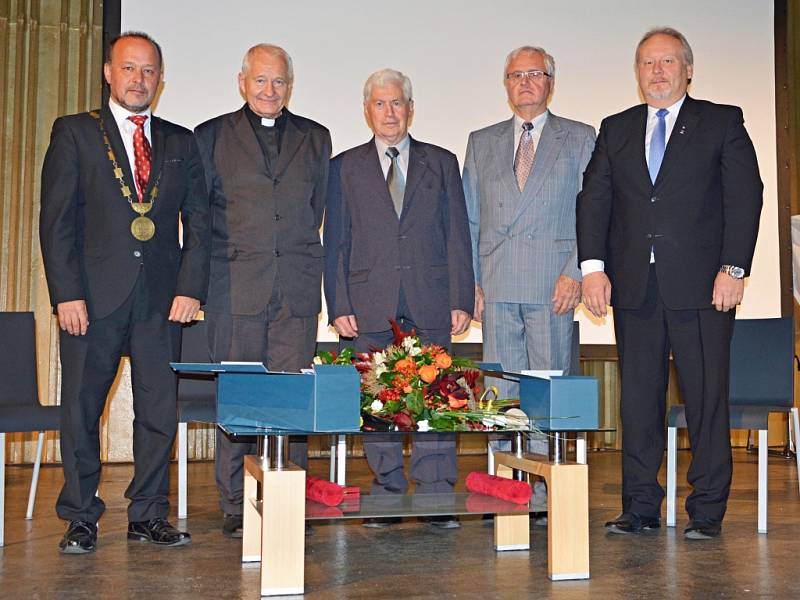 Slavnostní předání cen města a čestného občanství. Zleva:starosta Radomil Kašpar, páter František Beneš, Jiří Grygar, Josef Čejka a místostarosta Michal Kortyš