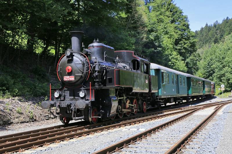 Na velkém snímku je historický vlak s parní lokomotivou Velký Bejček. Ve fotogalerii se můžete podívat, jak v červenci loňského roku brázdily parní lokomotivy  koleje Orlickoústecka a Králicka. Letos o prázdninách se opět vrátí. 