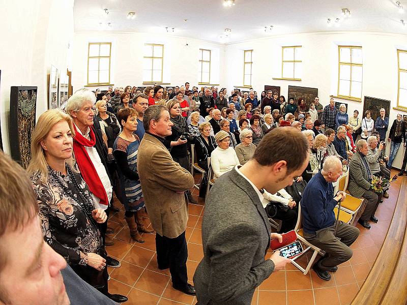 NA VERNISÁŽ výstavy Zbyška Siona dorazilo více než dvě stě zájemců o jeho dílo z raných let.