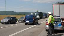 Zemědělci ze svitavského okresu se dnes připojili k protestní akci. S traktory, nákladními auty, ale i kombajny a řezačkami popojížděli po silnici z Moravské Třebové na Hřebeč. 