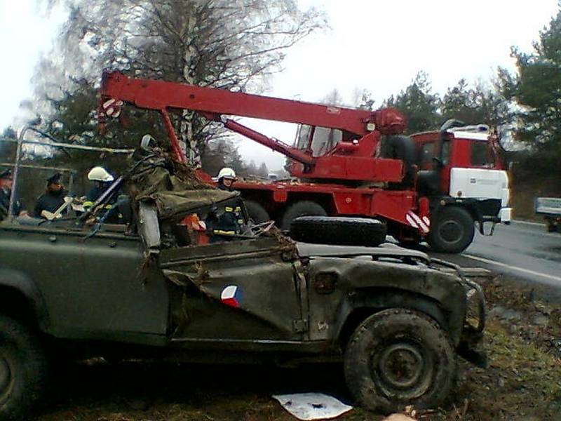 ARMÁDNÍ VŮZ Land Rover Deffender  havaroval vloni  10. prosince u Gruny.  Zraněnou posádku  transportoval do nemocnice  vrtulník.