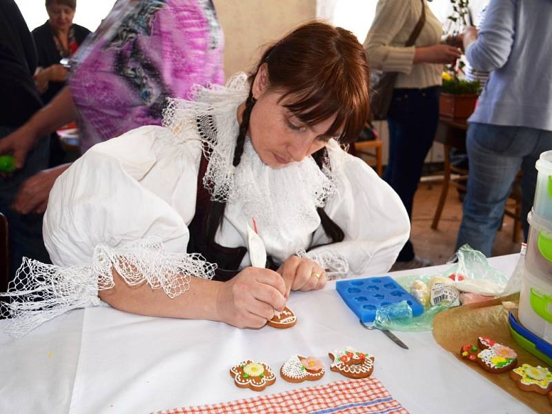 ALENA KOLLMANNOVÁ z Bohuňova peče a zdobí perníčky v nádherném kroji.