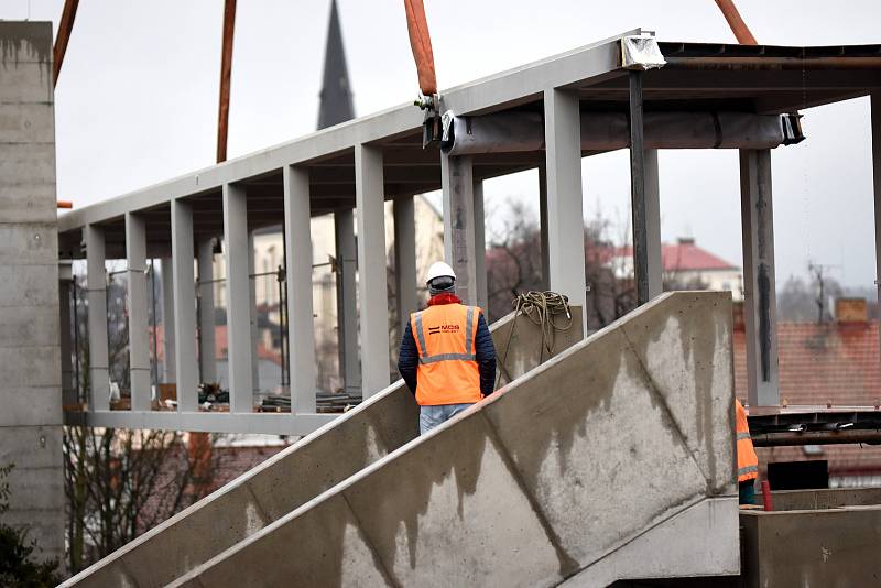 Stavba nového nadchodu přes silnici I/35 v Litomyšli. Jeřáb položil na pilíře postupně oba kusy ocelové lávky.