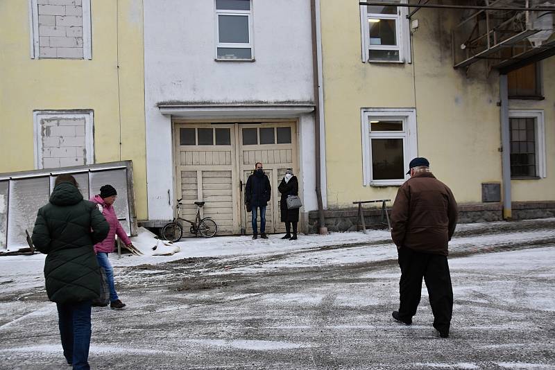Lidé v Poličce poukazují na černou stavbu u mlýna Petra Hrubého.