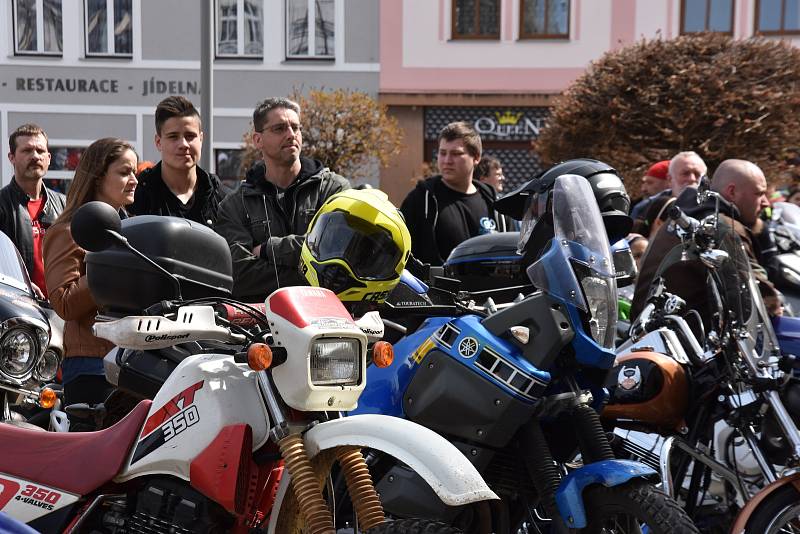 Farář Marian Sokol požehnal v Poličce sedmi stovkám motorkářů.