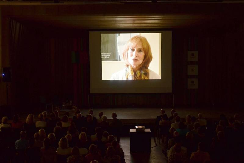 DVĚ DÁMY české kultury se sešly na pódiu v litomyšlské jízdárně. Režisérka Olga Sommerová představila film Červená, který mapuje život operní pěvkyně Soni Červené.