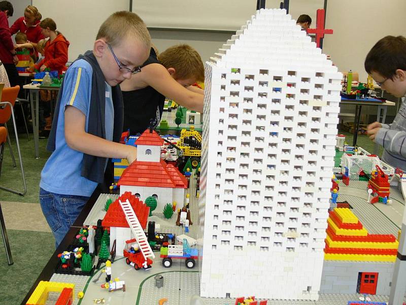 Děti postavily  v aule Fabriky město z Lega.
