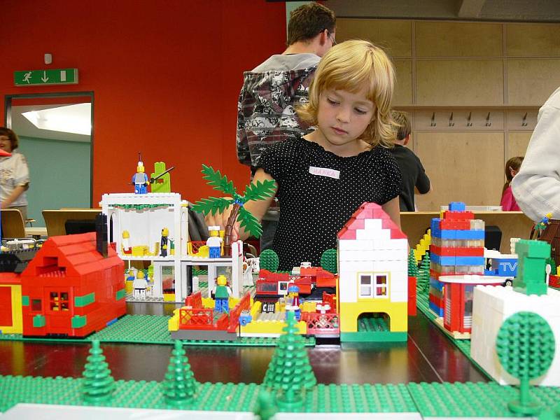 Děti postavily  v aule Fabriky město z Lega.
