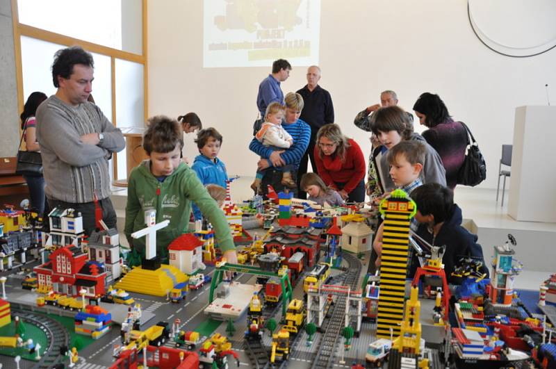 Obří Legoměsto vyrostlo během tří dnů v Novém kostele Církve bratrské v Litomyšli. 