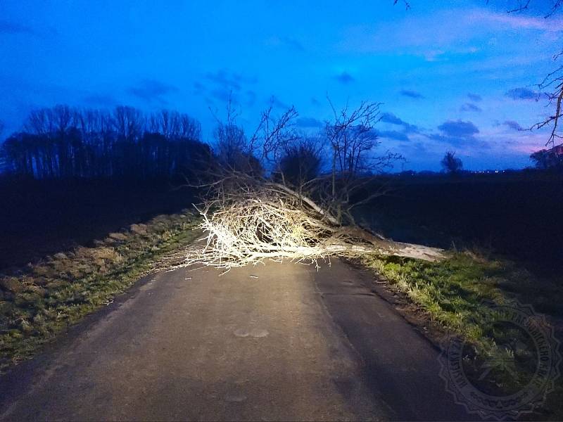 Pozor na silný vítr. Létají kusy střech i trampolína.