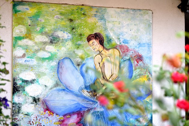 Květinářka Eliška Houdková ze Stašova si plní sen, maluje a chystá první výstavu svých obrazů.
