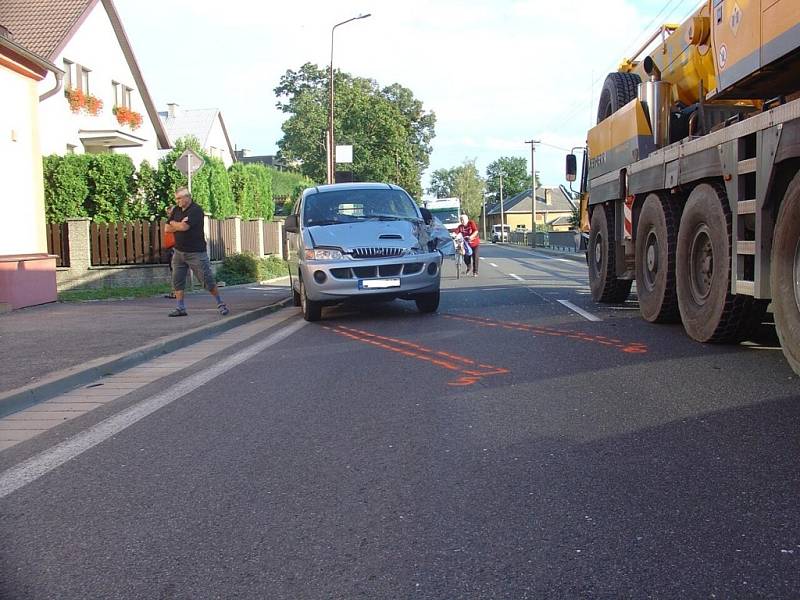 Ve Svitavách se srazil osobní automobil s jeřábem