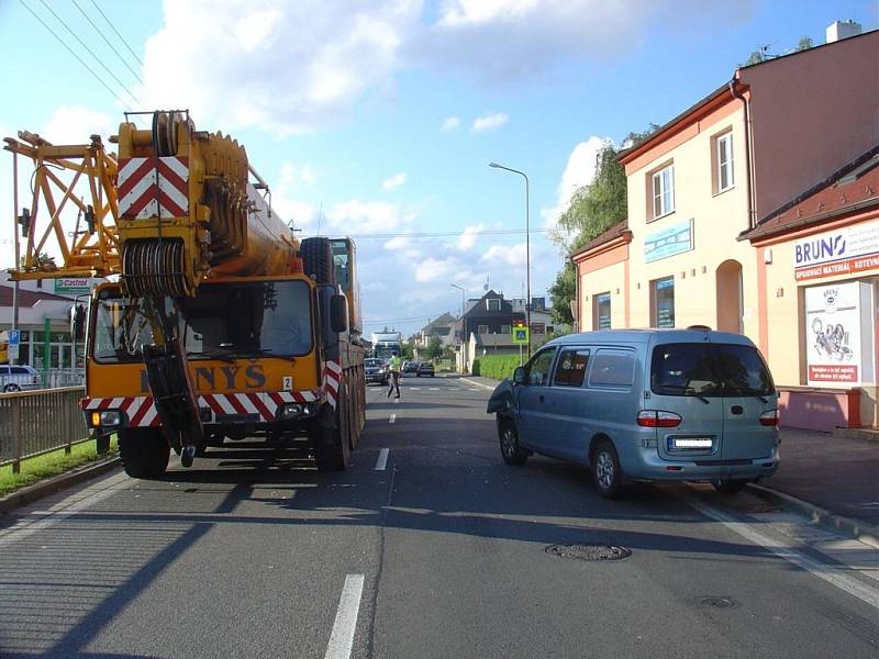 Ve Svitavách se srazil osobní automobil s jeřábem