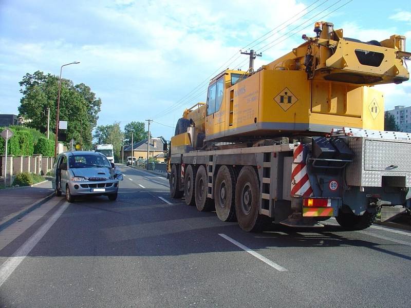 Ve Svitavách se srazil osobní automobil s jeřábem