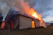 Požár objektu se slámou v Poličce likvidovalo patnáct hasičských jednotek.
