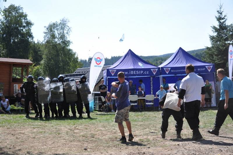 DEN S POLICIÍ A  ARMÁDOU zažili včera  lidé v Budislavi.  Viděli, jak  zasahují policisté  při demonstraci. Vojáci přivezli svoji techniku. Profesionální hasiči předvedli zásah u dopravní nehody a vyproštění zraněného člověka.  