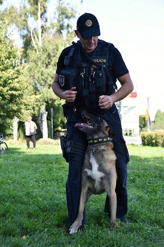 Děti v Dolním Újezdu si v neděli vyzkoušely jízdu zručnosti přes různé překážky. Akci navštívili policisté ze Svitav se služebními psy.