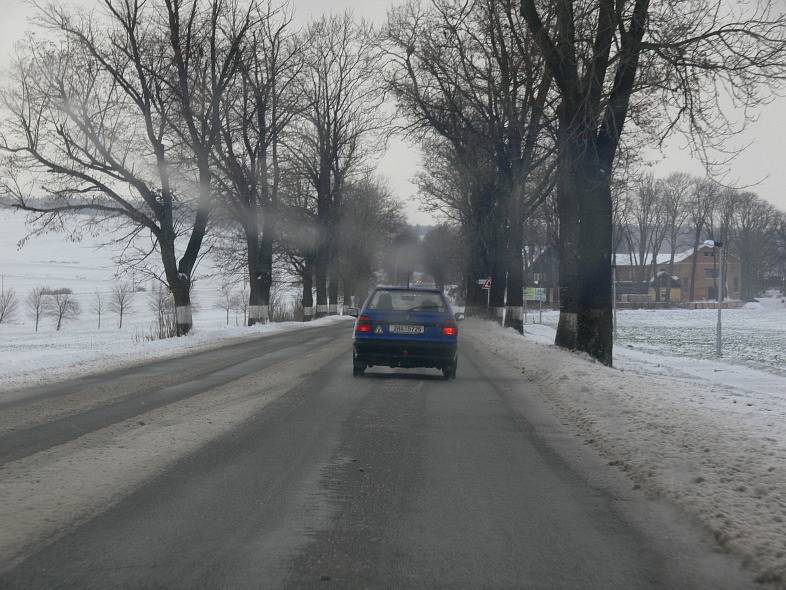 Na silnici I/35 ze Svitav do Litomyšle vane silný vítr a silnice je pod sněhem a ledovkou.