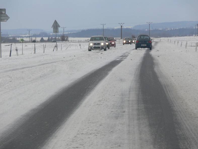 Na silnici I/35 ze Svitav do Litomyšle vane silný vítr a silnice je pod sněhem a ledovkou.