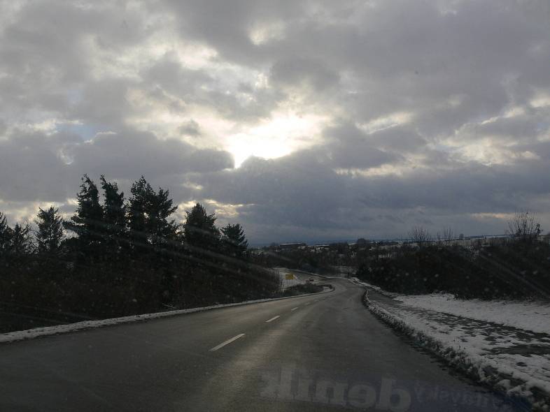 Na silnici I/35 ze Svitav do Litomyšle vane silný vítr a silnice je pod sněhem a ledovkou.