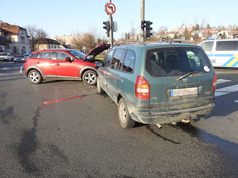 Nehoda dvou osobních automobilů v Litomyšli na světelné křižovatce.