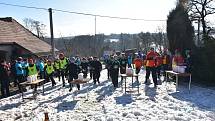 HRY BEZ KATASTRU hostila v sobotu Budislav. Pořadatele sice nemile překvapilo poněkud jarní počasí, ale trochu sněhu nakonec u kulturního domu zachránili. Tradiční oheň her přijel zapálit samotný rytíř Toulovec na koni a pak už začaly soutěže plné recese.