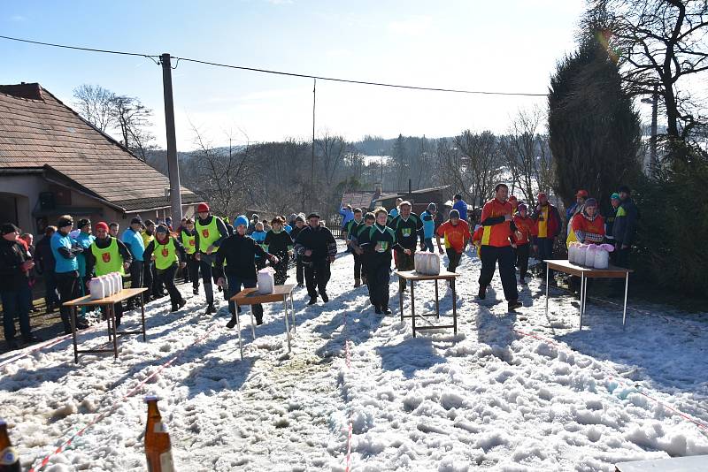 HRY BEZ KATASTRU hostila v sobotu Budislav. Pořadatele sice nemile překvapilo poněkud jarní počasí, ale trochu sněhu nakonec u kulturního domu zachránili. Tradiční oheň her přijel zapálit samotný rytíř Toulovec na koni a pak už začaly soutěže plné recese.