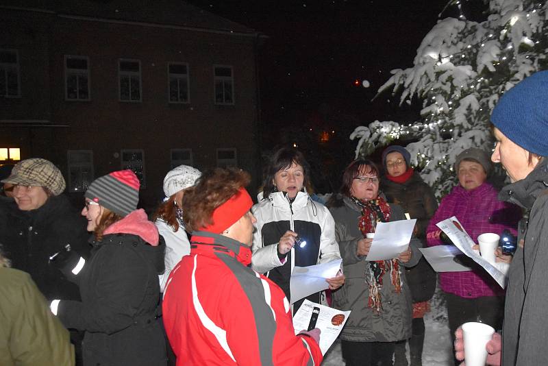 Chrámový sbor, děti i dospělí zazpívali ve středu večer koledy na zahradě u základní školy.