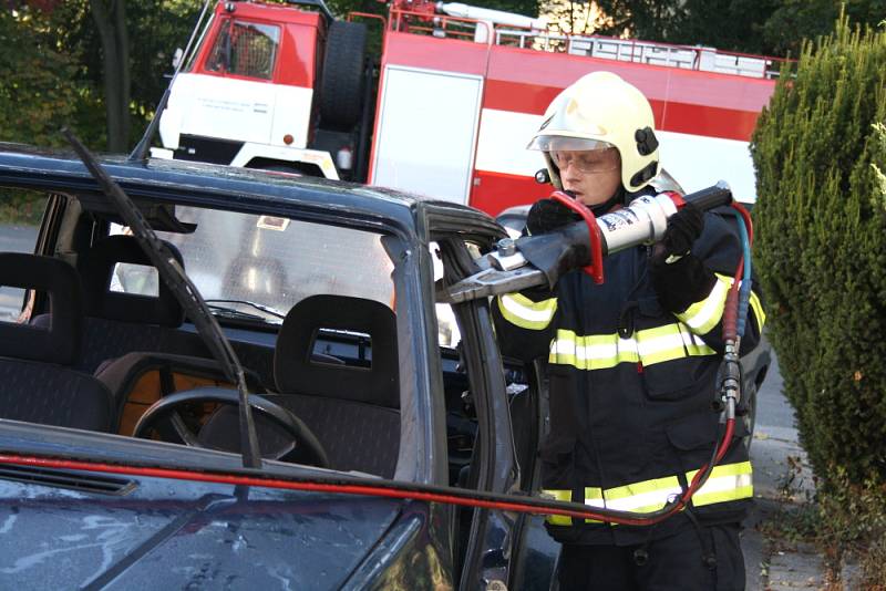 Lidé se ve středu podívali k hasičům, na policii a ke strážníkům. Nahlédli také pod ruce záchranářů.