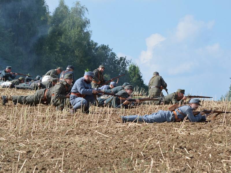 Diváci, kteří přijeli v sobotu do Mladějova,  nepřišli o pořádnou podívanou. Rakušané použili v boji proti Rusům i plamenomet. V lazaretu sténali zranění. Tomu všemu přihlíželi i dámy v dobových róbách. 