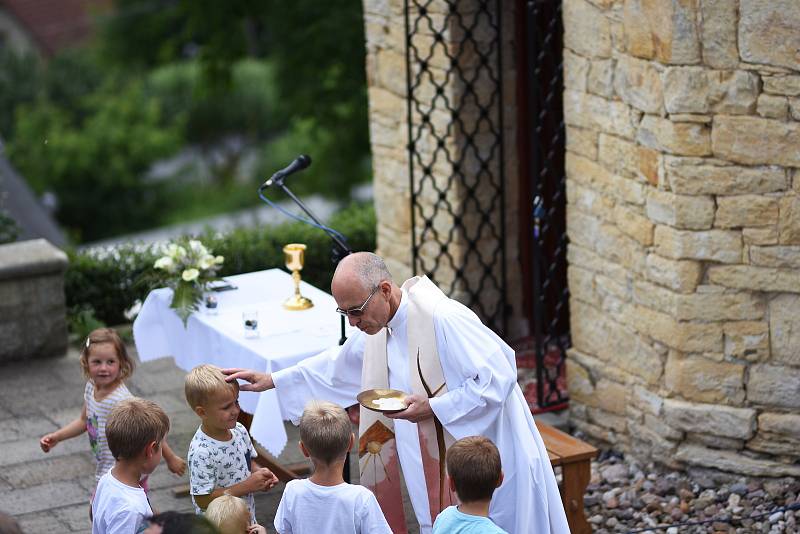 Při bohoslužbě v Příluce byly požehnány nové kroje. Obec má kroje po 70 letech.