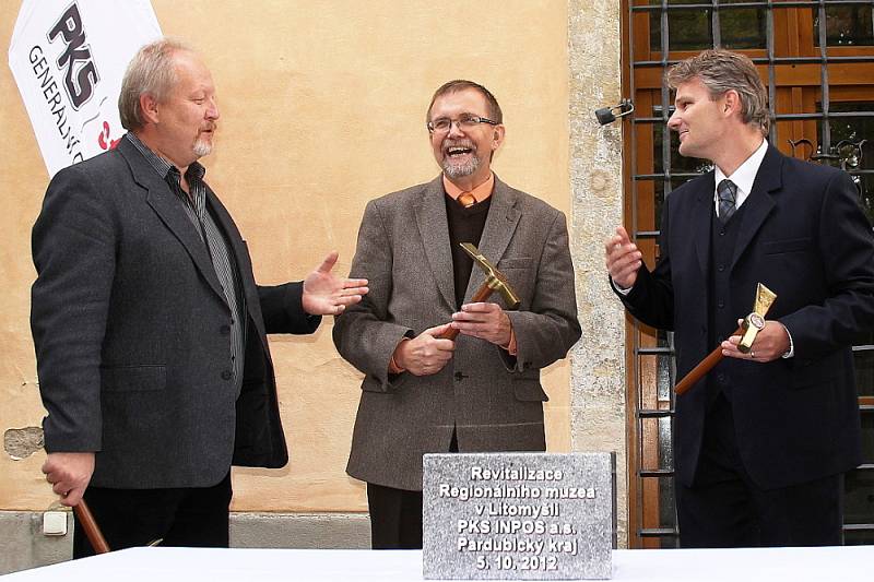 Základní kámen rekonstrukce v pátek poklepal i starosta města Michal Kortyš a hejtman Radko Martínek.