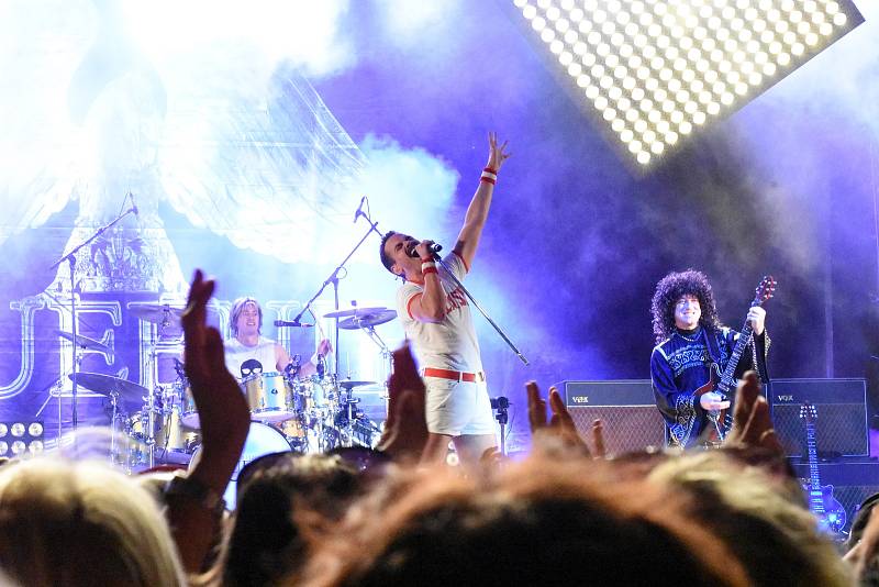 Tisíce lidí si na zámeckém nádvoří užily show kapely Queenie.