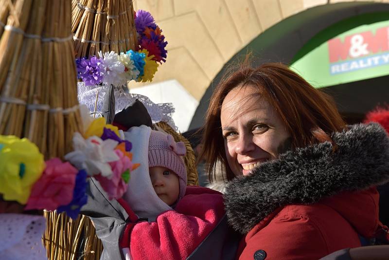 Maškary z Vortové u Hlinska ovládly v sobotu centrum Svitav. Masopust se ve městě uskutečnil již po sedmnácté. Nechyběla tradiční zabijačka, koblížky a jiné dobroty. Masopustní rej zakončilo tradiční porážení a vzkříšení kobyly.