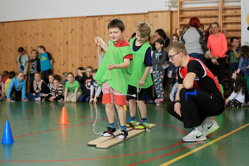 Školáci v Jevíčku si zatrénovali s výškařkou Michaelou Hrubou.