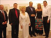 Výstavu Kupky otevřela v uruguayském letovisku Punta del Esto manželka bývalého prezidenta Mercedes Menafra de Battle (druhá zprava).