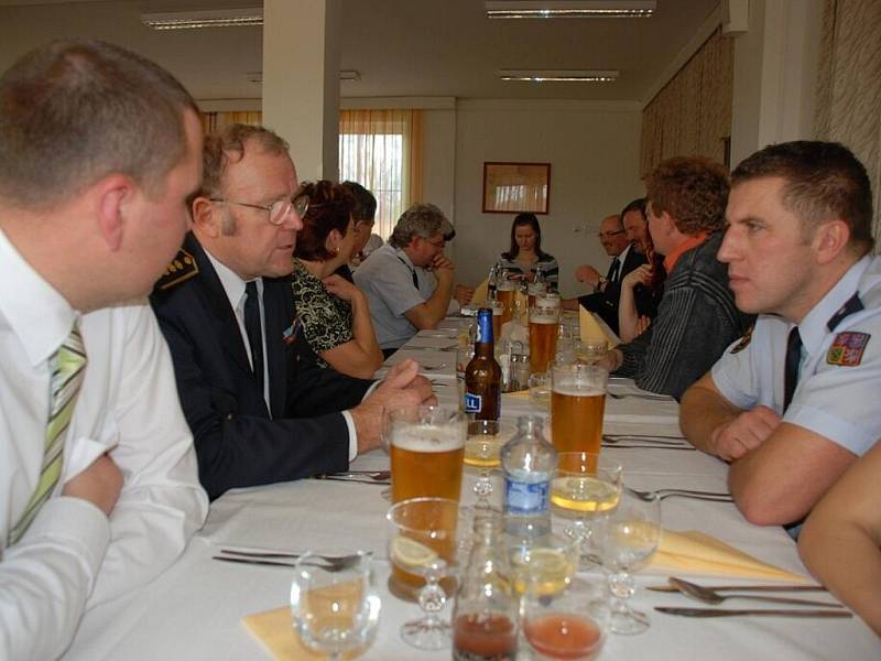 Hasiči z Budislavi, Martin Heger a Marek Bulva,  převzali medaile za odvahu.