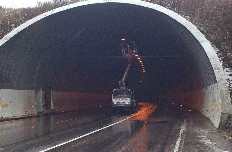 Hřebečský tunel čeká dlouhá uzavírka. Připomeňte si, jak šel čas s tunelem.