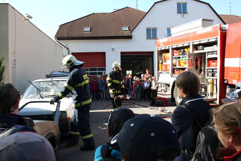 Lidé se ve středu podívali k hasičům, na policii a ke strážníkům. Nahlédli také pod ruce záchranářů.