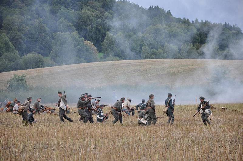 Historická bitva v Mladějově  nabízí nejen  ukázku válečného boje, ale také  představuje život v dobovém táboře.  Lidé si prohlédli vojáky v uniformách i dámy v róbách.    