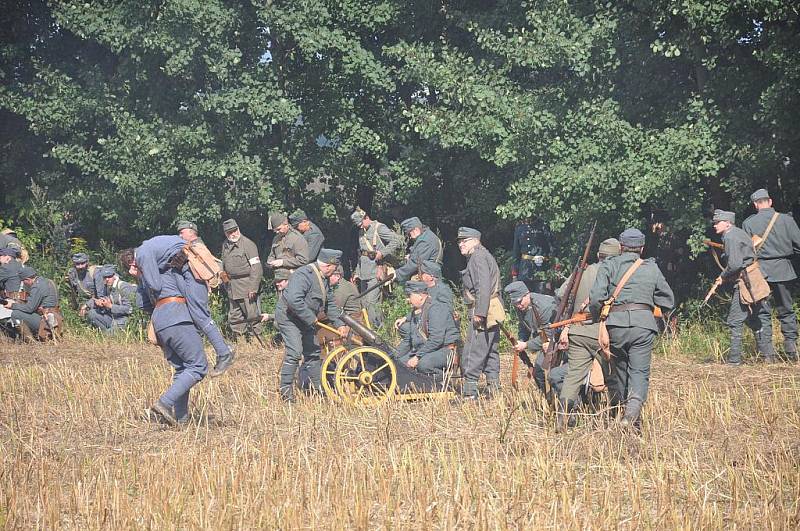 Historická bitva v Mladějově  nabízí nejen  ukázku válečného boje, ale také  představuje život v dobovém táboře.  Lidé si prohlédli vojáky v uniformách i dámy v róbách.    