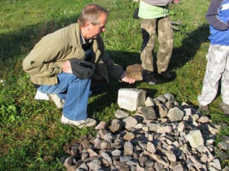 Položit základy nové rozhledny Na Pastvisku přišli o víkendu dospělí i děti