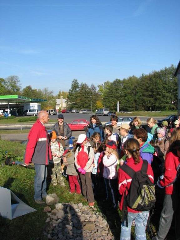 Položit základy nové rozhledny Na Pastvisku přišli o víkendu dospělí i děti