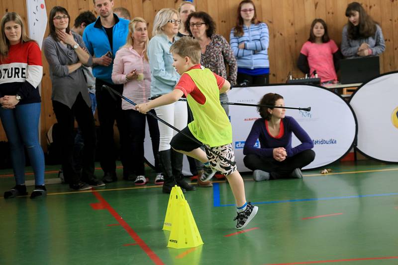 Školáci v Jevíčku si zatrénovali s výškařkou Michaelou Hrubou.