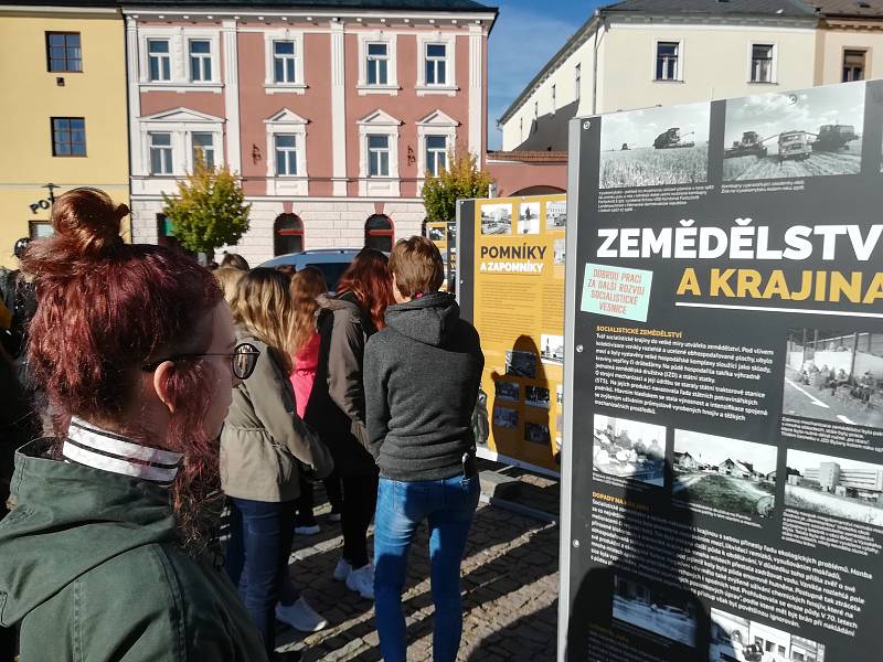 Výstava k výročí 30 let sametové revoluce je nyní k vidění na náměstí v Moravské Třebové.